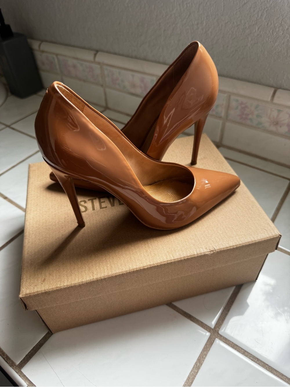 Steve Madden Glossy Pointed-Toe Stiletto Pumps in Camel